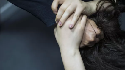 «Тиіспе маған, кет бар»: Желіде еңіреп жылаған әйелдің видеосы тарады