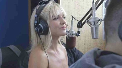 Белгілі журналист әйел мен еркектің теңдігі үшін көшеде кеудесін жалаңаштап жүрген