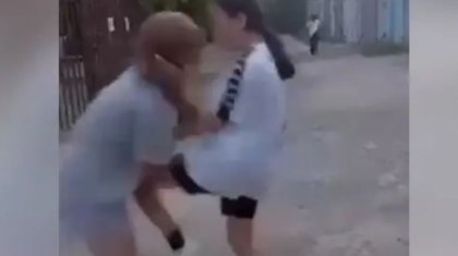 Ақтөбеде оқушы қыздар арасындағы жанжалдан соң әкімшілік іс қозғалды