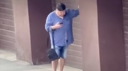 «Прокурор айналаны бүлдіріп жүр»: Желіде көшеде мас күйде жүрген шенеуніктің видеосы тарады