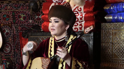 «Өлік жөнелткендей ұзатқан не масқара»: Айгүл Елшібаева сыңсу орнына Құран оқитындарға шүйлікті