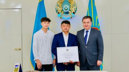 «Балконнан өртеніп жатқан терезеге секіріп кірген»: Астанада бейбіт күннің батыры марапатталды