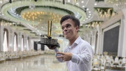 Балалар үйінен шыққан ерекше жігіт қалай танымал болғанын баяндады (ВИДЕО)