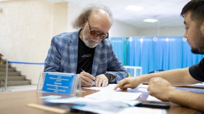 «Дос-Мұқасан» ансамблінің негізін қалаушы Мұрат Құсайынов Алматыда өткен референдумда дауыс берді