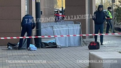 Астанада көпқабатты үйдің алдынан 22 жастағы бойжеткеннің денесі табылды