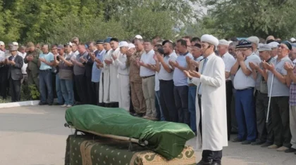 «Туысқандар тамақ ұрлайды, басқалар өтірік жылап, үйді сынайды»: Қазақтар жаназаны дұрыс шығарып жүр ме