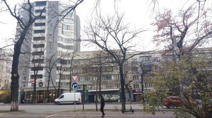 «Қауіпсіздік атымен жоқ»: Алматы тұрғындары дәмхана мен дүкендерден зардап шегіп отыр