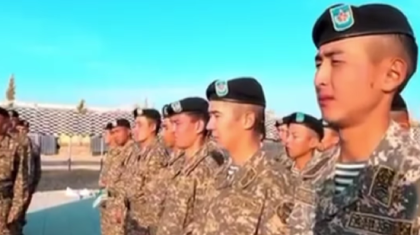 «Ұлттық идеология - нөл»: Депутат қазақ әскерінің орысша әндеткен видеосын жариялады (ВИДЕО)