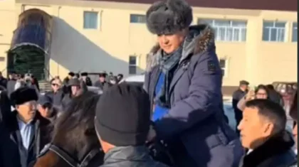 «Әкесінің көрмеген қызығын көрсін»: Заманбек Нұрқаділовтің ұлына халық ат мінгізді (ВИДЕО)