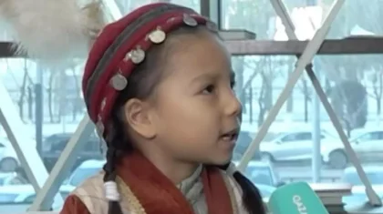 Төрт тілде сөйлейтін бес жасар қыз көпшілікті тәнті етті (ВИДЕО)