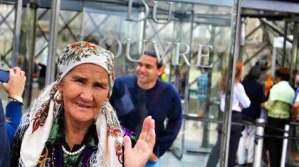 «Ел аралаған ұнап қалды»: 90 жасын Дубайда қарсы алған әжей көпшілікті сүйсіндірді (ВИДЕО)