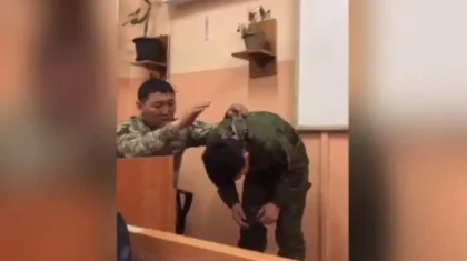 «Жас Ұлан» мектеп-интернатында оқушыға күш қолданған офицер жазаланды (ВИДЕО)