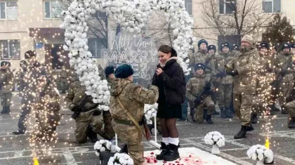 Шымкентте сарбаз ант қабылдау рәсімінде сүйіктісіне үйленуге ұсыныс жасады
