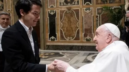 Қазақстандық скрипкашы Рим папасының алдында өнер көрсетіп, батасын алды