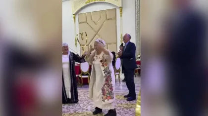 «Жастарға үлгі болу керек қой»: Тойда шетел әніне билеген әже жұртқа жақпай қалды (ВИДЕО)