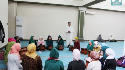 «Үйінде оқығаны абзал»: ҚМДБ әйелдердің мешітте намаз оқуына қатысты мәлімдеме жасады