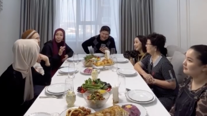 «Арнайы аспаз шақырған»: Айнұр Тұрсынбаева тағы бір ақынның үйінде қонақ болып, дастарханын сөз етті (ВИДЕО)