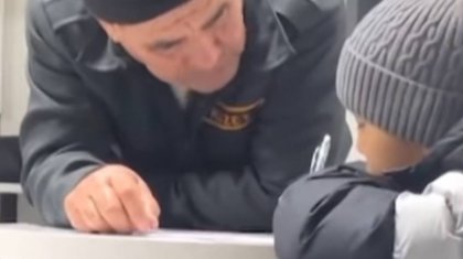 Оқушының сабағына көмектескен күзетші көптің ықыласына бөленді (ВИДЕО)