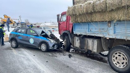 Семейде полиция көлігі КамАЗ-бен соқтығысып қалды