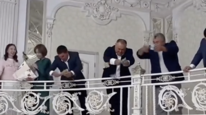 «Пакетпен шашты ғой»: Тойда ақшаны жаңбырша жаудырғандар жұрттың ашуына тиді (ВИДЕО)