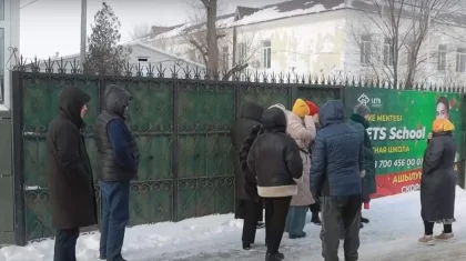 «Ақшамызды қайтарсын!»: Атырауда ақылы лицей жабылып, ата-аналар шу шығарды