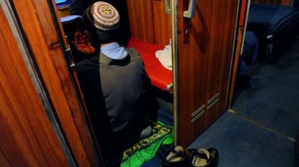 «Бейшара сияқты отырдым»: Желі қолданушысы қоғамдық орында намаз оқитындарды сынады