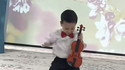 Бағжан Октябрьге пародия жасаған бүлдіршін елді күлкіге қарық қылды (ВИДЕО)