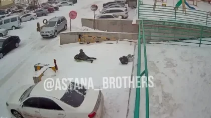 Астанада сырғанақ теуіп жүрген баланы көлік басып кетті (ВИДЕО)
