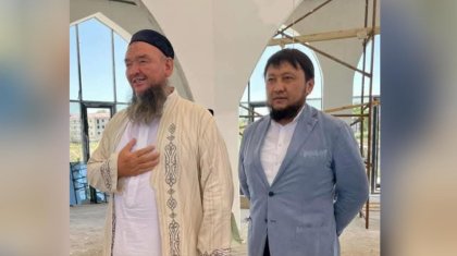 «Ғұламалардың батасын алған»: Мешітте балаларға аяғын уқалатқан молданы Мұхамеджан Тазабек  жақтап шықты