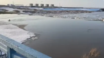 Ақтөбе облысында Жем өзені арқылы өтетін көпірдің маңайын су басты (ВИДЕО)