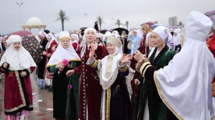 5000 адам ұлттық киіммен алаңға жиналған: Маңғыстаулықтар Гиннестер рекордтар кітабына енді (ВИДЕО)