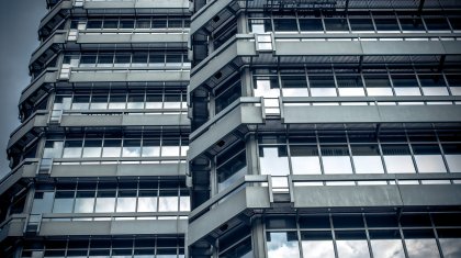 Алматыда көпқабаттың үйдің жанынан 19 жастағы қыздың мәйіті табылды