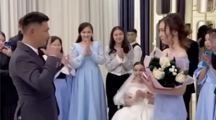 «Ғашықтың тілі – тілсіз тіл»: Сүйіктісіне тізерлеп тұрып ұсыныс жасаған мылқау жігіттің әрекеті жұртты сүйсінтті (ВИДЕО)