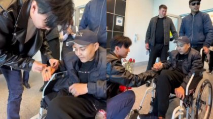 «Әніңді тыңдап дертімді емдеп жүрмін»: Димаш Құдайберген ерекше жанкүйерімен кездесті (ВИДЕО)