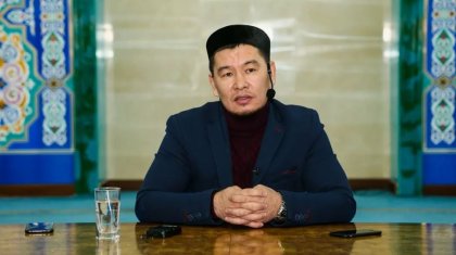 «Медресеге садақа деп зарлап жүр еді»: Танымал уағызшы зәулім мейрамхана ашып алған(ВИДЕО)