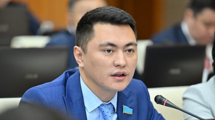 «Орыстың да, кәрістің де тұсауын кестім»: 38 жастағы әйелдің тұсауын кескен депутат жұртшылыққа ақталды