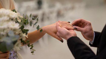 «Бір-бірімізді сүйеміз»: 47 жастағы әйел болашақ күйеу баласынан жүкті болып қалған (ФОТО)