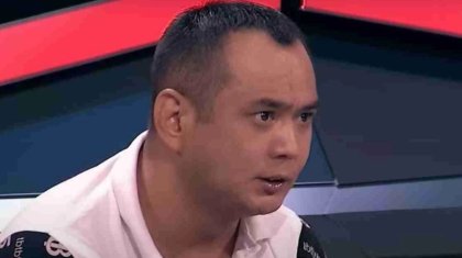 «Шетелдікке күйеуге тимеді»: Жан Ахмадиев отбасылы еркектен екіқабат болған әпкесін айтып, мақтанды (ВИДЕО)