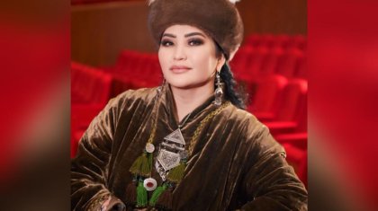 Дәстүрлі әнші Айгүл Елшібаева құны 50 млн теңге болатын сәукелені көрсетті (ФОТО)