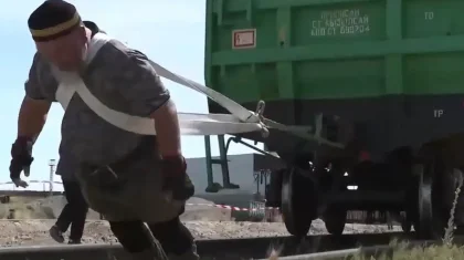 Қазақстанда болмаған рекорд! 52 жастағы спортшы 120 тонналық вагондарды сүйреді (ВИДЕО)