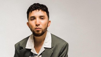 «Ішіп алған адамдай қуып отыр»: Әнші Qanay-дың сұхбаты көптің ашуын тудырды (ВИДЕО)