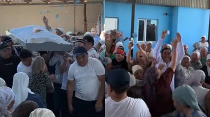 «Ел есінен ауысайын деген екен»: 103 жастағы кейуананы ақтық сапарға ақша шашып шығарып салған (ВИДЕО)