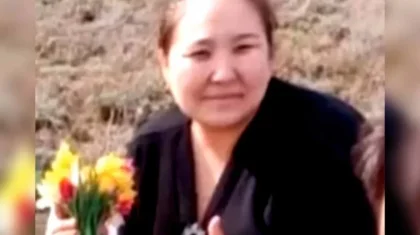 «Қоғамдық қысым маған да, қыздарыма да ауыр тиді»: Қызғалдақпен суретке түскен ауыл әкімі сотқа тартылды