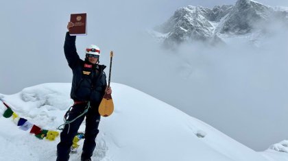 Қазақстандық альпинист Конституция мен домбыраны Гималай шыңына алып шықты