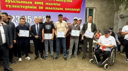 Түркістандық  түлектер үйсіз отбасыға 6 бөлмелі баспана сыйлады