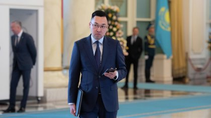 «Екі атамды да атып, белгісіз жерге көмді»: Президенттің баспасөз хатшысы отбасында болған қиындықты айтты