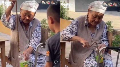 Қолымен жылан ұстаған 85 жастағы әже жұртты таңқалдырды (ВИДЕО)