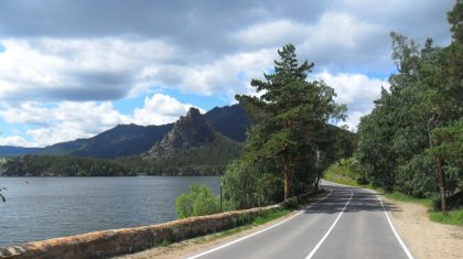 Біреуі көз жұмды: Бурабайда 4 адамды автокөлік қағып кетті