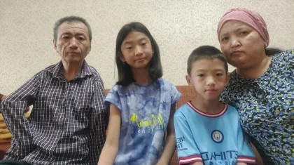 «Қолым жоқ болса да, балаларымды жетектедім»: Қазақстандық әкенің оқиғасы жұртты таңғалдырды