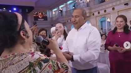 «Маған деген махаббатыңыз зор екен»: Мақпал Жүнісова Ермахан Ибрайымды ыңғайсыз жағдайға қалдырды (ВИДЕО)